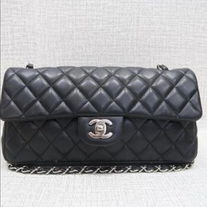 Black Lambkin Leather Shoulder Bag
9.5"L x 1.75" W x 5"H
Condition: Gently Used